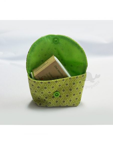 pochette à savon imperméable Perlipopette saki vert ouvert avec savon